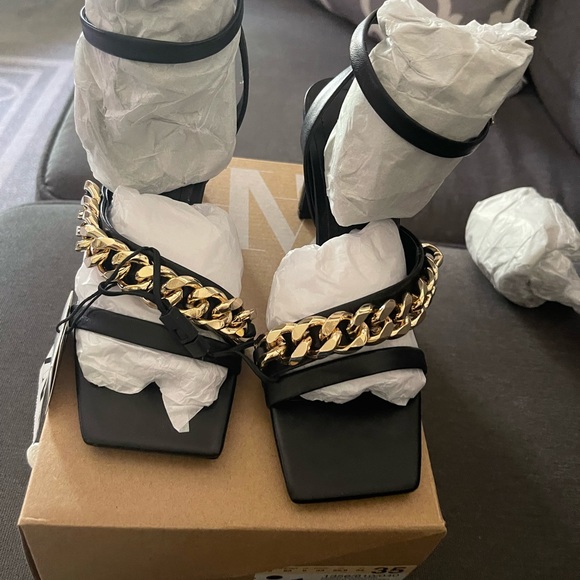 HEELED LEATHER SANDALS WITH CHAIN DETAIL - Picture 9 of 12